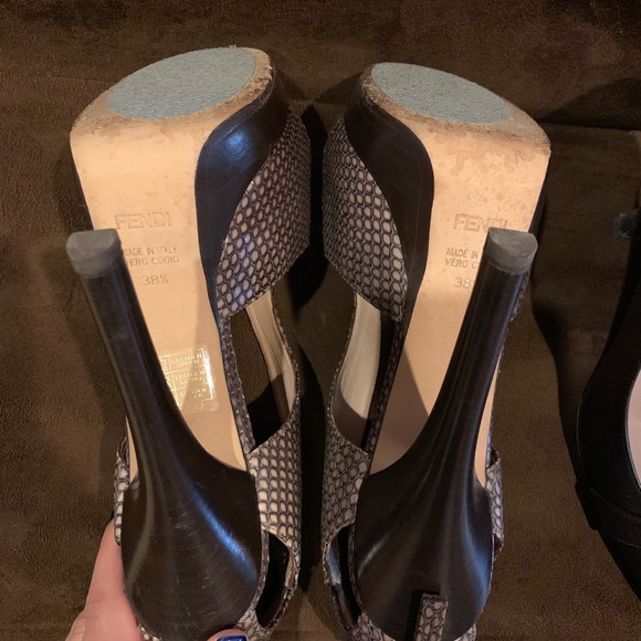 Authentic Fendi “Crazy in Love” Snakeskin Pumps - Picture 4 of 6